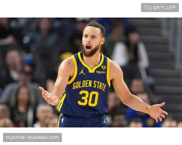 库里场边观战：全明星赛挥舞双拳致敬队友，领袖风范尽显