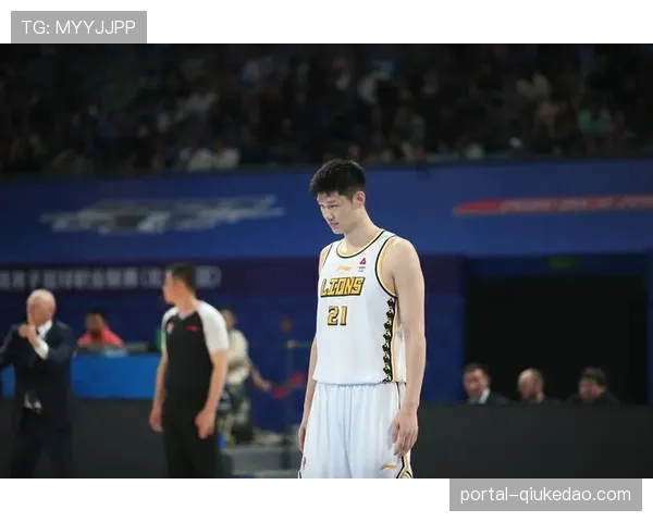 阿不都沙拉木赛后拥抱胡金秋:真正的战士,希望他无大碍