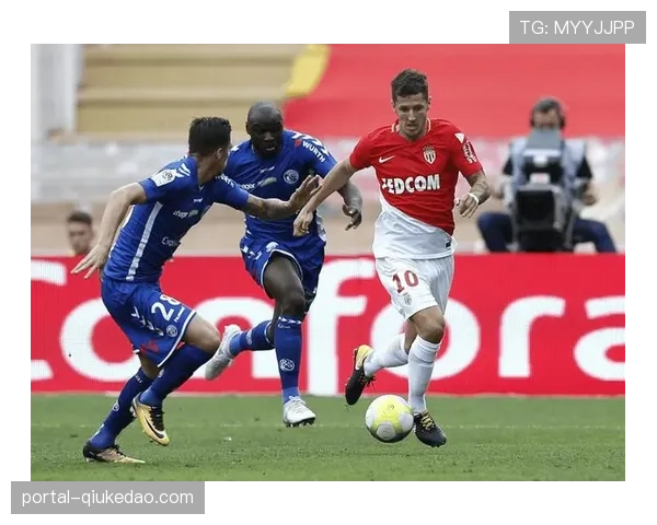 实时数据:图卢兹上半场已完成12次传中,但仅一次找到队友 实时数据:图卢兹上半场已完成12次传中,但仅一次找到队友